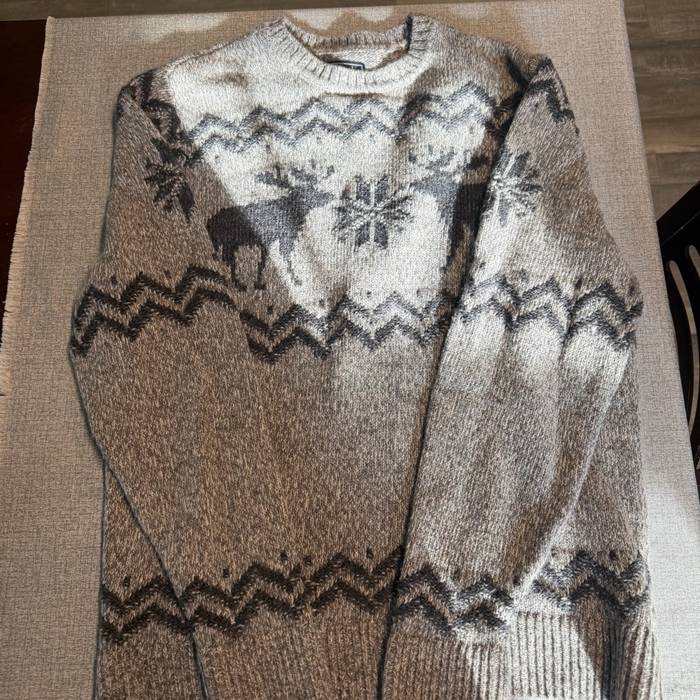 Abercrombie & Fitch Gray Fair Isle Crewneck Sweater with Reindeer